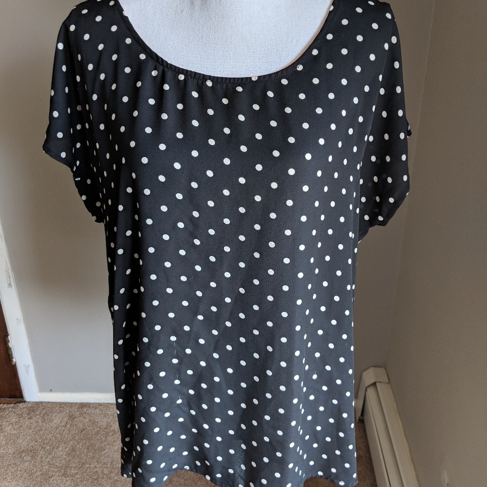 Polka Dot Hi Low Blouse Black & White
Size XL
Excellent used cond.
Loc: gray 4